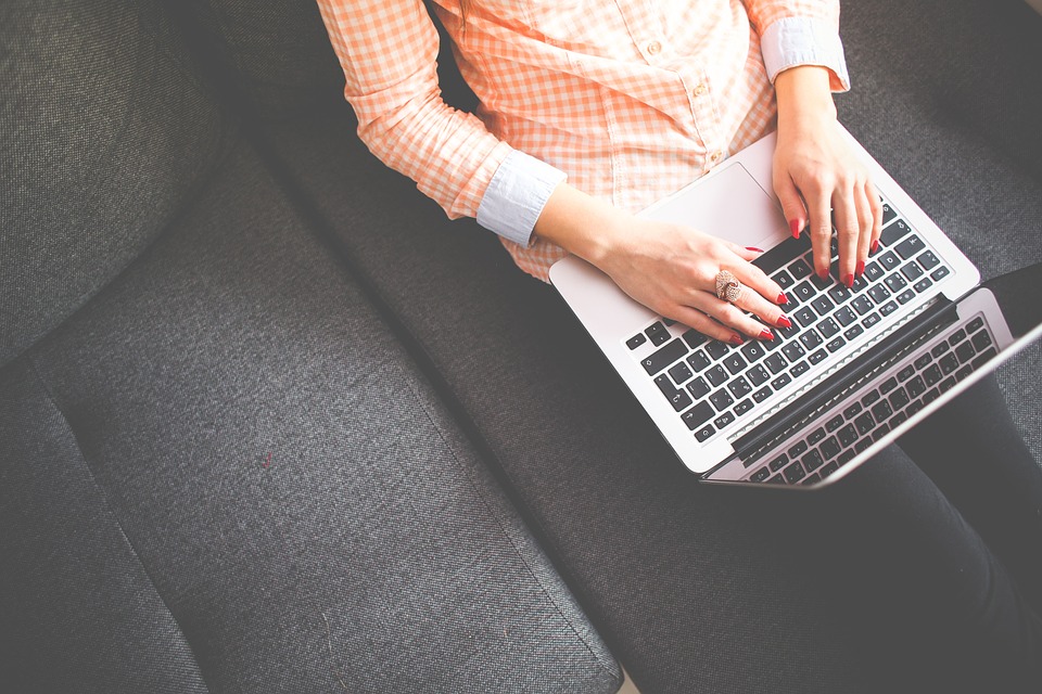 Macbook-Mac-Lady-Working-PC-Office