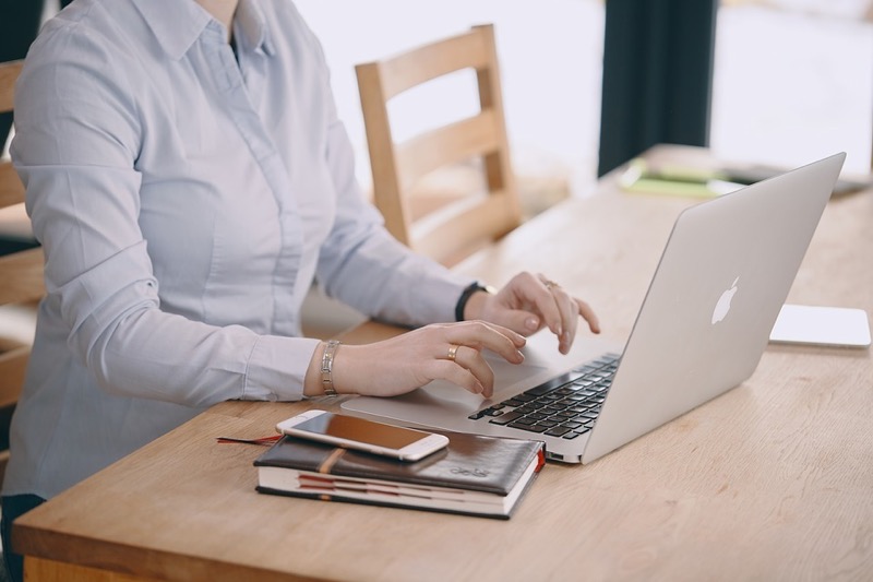 Woman-Laptop-Mac-Analyze