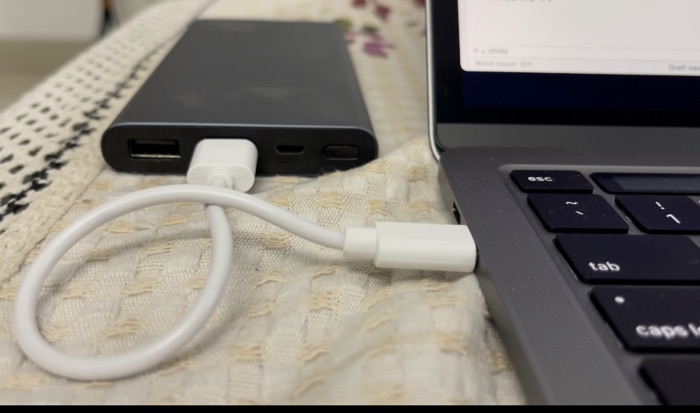 MacBook Pro 13 with Mi Powerbank 01