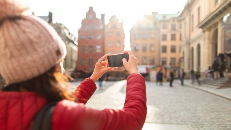 girl-taking-photo-mobile