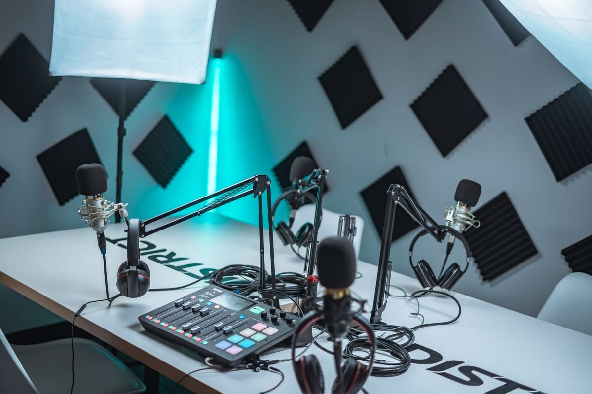 video editing, streaming, obs, capcut, davinci resolve, podcast, microphone, camera, twitch, live stream